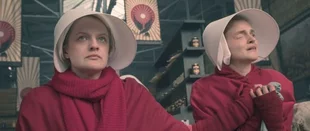 Elisabeth Moss (l.) und Madeline Brewer in „The Handmaid's Tale“ (c) Hulu
