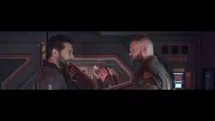 Cas Anvar, Anna Hopkins und Wes Chatham in „The Expanse“ (c) Rafy/Syfy