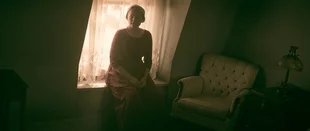 Wenigstens über Tageslicht kann sich June (Elisabeth Moss) freuen. (c) Hulu