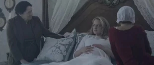 June (Elisabeth Moss, M.) vermeldet Braxton-Hicks-Kontraktionen. (c) Hulu