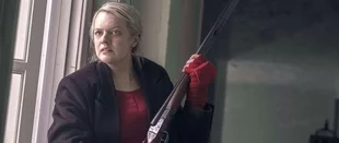 June (Elisabeth Moss) greift in „The Handmaid's Tale“ zur Waffe. (c) Hulu