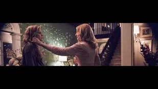 Amy Adams und Patricia Clarkson in „Sharp Objects“: Ein sanfter Strich durch die Haare oder ein fester Würgegriff? (c) HBO