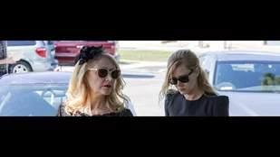 Natalies Beerdigung in „Sharp Objects“: ein schwerer Gang für Adora (Patricia Clarkson) und Camille (Amy Adams). (c) HBO