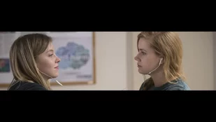 Szenenbild der „Sharp Objects“-Episode „Fix“: Alice (Sydney Sweeney) und Camille (Amy Adams) verbindet die Musik. (c) HBO