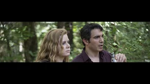 Szenenbild der „Sharp Objects“-Episode „Ripe“: Camille (Amy Adams) und Richard (Chris Messina) vergnügen sich im Wald. (c) HBO