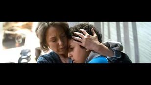 Szenenbild aus „The Sinner“: Vera (Carrie Coon) tröstet Julian (Elisha Henig). (c) USA Network