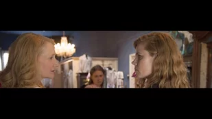 Szenenbild der „Sharp Objects“-Episode „Closer“: Adora (Patricia Clarkson), Camille (Amy Adams) und Amma (Eliza Scanlen) gehen shoppen. (c) HBO