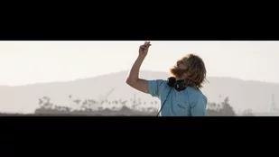 Szenenbild der „Lodge 49“-Episode „As Above, So Below“: Im Sand findet Dud (Wyatt Russell) den Schlüssel zu einer neuen Welt. (c) AMC