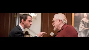 Szenenbild von „Succession“: Kendall (Jeremy Strong) erklärt seinem Vater Logan (Brian Cox) den Krieg. (c) HBO