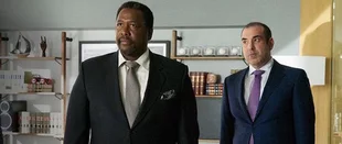 Robert (Wendell Pierce) und Louis (Rick Hoffman) in der Serie „Suits“ (c) USA Network