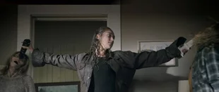 Alycia Debnam-Carey in der Fear-the-Walking-Dead-Folge Schließ die Augen (4x10) (c) AMC