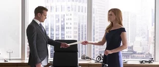 Harvey (Gabriel Macht) und Donna (Sarah Rafferty) in der Serie „Suits“ (c) USA Network