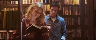 Elizabeth Lail und Penn Badgley in „You“ (c) Lifetime