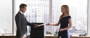 Harvey (Gabriel Macht) und Donna (Sarah Rafferty) in „Suits“ (c) USA Network