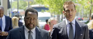 Robert (Wendell Pierce) und Harvey (Gabriel Macht) in „Suits“ (c) USA Network