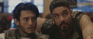 Richard Cabral und Clayton Cardenas in „Mayans MC“ (c) FX
