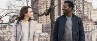 Brandon Micheal Hall und Violett Beane in „God Friended Me“ (c) CBS