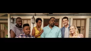 Promo-Poster zu der Sitcom „The Neighborhood“ (c) CBS
