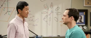 Tam (Robert Wu) und Sheldon (Jim Parsons) in „The Big Bang Theory“ (c) CBS