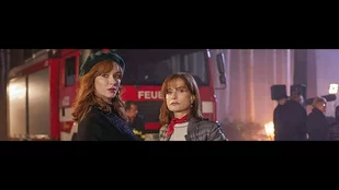 Olivia Rogers (Christina Hendricks) erleidet am Set der Regisseurin Jacqueline Gerard (Isabelle Huppert) das Trauma ihres Lebens. (c) Amazon Prime Video