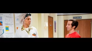 Szenenbild von „The Big Bang Theory“: Sheldon (Jim Parsons) trifft auf Sheldon (Simon Helberg). (c) CBS