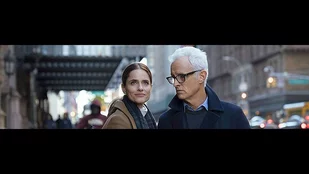 Amanda Peet und John Slattery spielen in „The Romanoffs“ ein Liebespaar, das einfach nicht sein sollte. (c) Amazon Prime Video