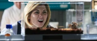 Szenenfoto aus der „Doctor Who“-Folge „Arachnids in the UK“ (c) BBC