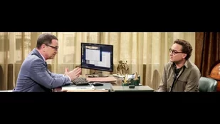 Szenenbild der „TBBT“-Episode „The Grant Allocation Derivation“: Präsident Siebert (Joshua Malina) betreut Leonard (Johnny Galecki) mit dem Geld. (c) CBS