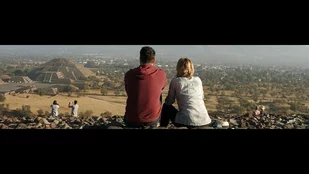 Szenenbild der „Romanoffs“-Episode „Panorama“: Abel (Juan Pablo Castaneda) und Victoria (Radha Mitchell) genießen die Aussicht. (c) Amazon Prime Video