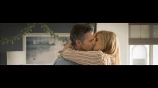 Szenenbild von „Dirty John“: Eric Bana verdreht Connie Britton den Kopf. (c) Bravo