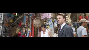 Szenenbild von „The Romanoffs“: Hugh Skinner sucht als junger Mann in der weiten Welt nach seiner Identität. (c) Amazon Prime Video