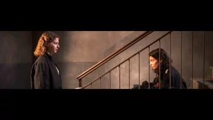 Symbolismus à la „My Brilliant Friend“: Lenù (Margherita Mazzucco) ist frei, Lila (Gaia Girace) hinter Gittern. (c) HBO