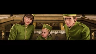 Szenenbild von „A Series of Unfortunate Events“: Die Baudelaires als Aushilfspagen im passend benannten Hotel Denouement. (c) Netflix