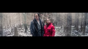 Wie Rotkäppchen und der böse Wolf: Julia Jentsch und Nicholas Ofczarek in „Der Pass“ (c) Sky/Epo-Film/Wiedemann & Berg Filmproduktion