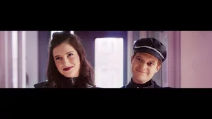 Zoe Levin und Brendan Scannell in „Bonding“ (c) Netflix