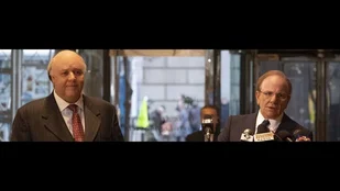 Szenenbild von „The Loudest Voice“: Roger Ailes (Russell Crowe) und Rupert Murdoch (Simon McBurney) präsentieren Fox News... (c) Showtime