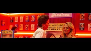 Die Zeit auf der Straße ist für Eileen (Maggie Gyllenhaal) und Lori (Emily Meade) lange vorbei... (c) HBO