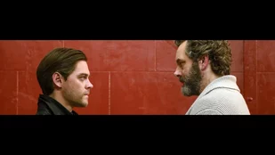 Screenshot von Prodigal Son: Tom Payne als Profiler/Sohn und Michael Sheen als Serienkiller/Vater... (c) FOX