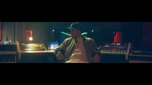 Jinn (Edin Hasanovic) im Studio von Skylines (c) Netflix 2019