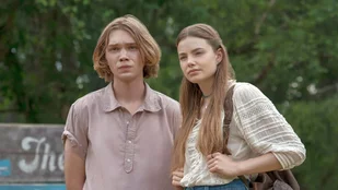 Szenenbild von Looking for Alaska: Charlie Plummer und Kristine Froseth als Miles und Alaska... (c) Hulu