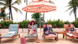 Szenenbild von The Marvelous Mrs. Maisel: Midge (Rachel Brosnahan) genießt den Erfolg. (c) Amazon Prime Video