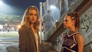 Willa Fitzgerald und Marlo Kelly in Dare Me (c) USA Network/Netflix