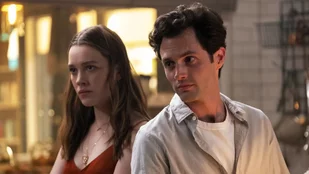 Victoria Pedretti und Penn Badgley in You (c) Netflix