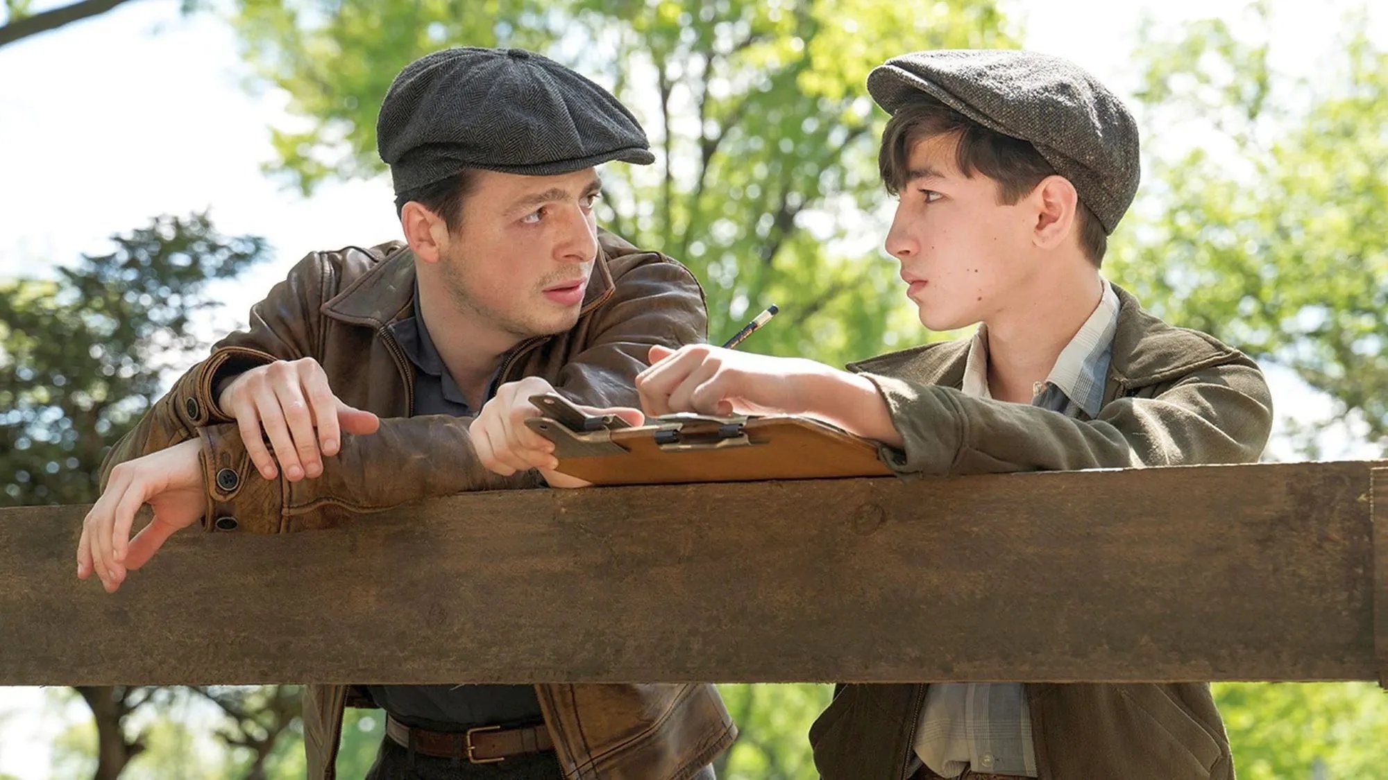 Anthony Boyle und Caleb Malis in The Plot Against America