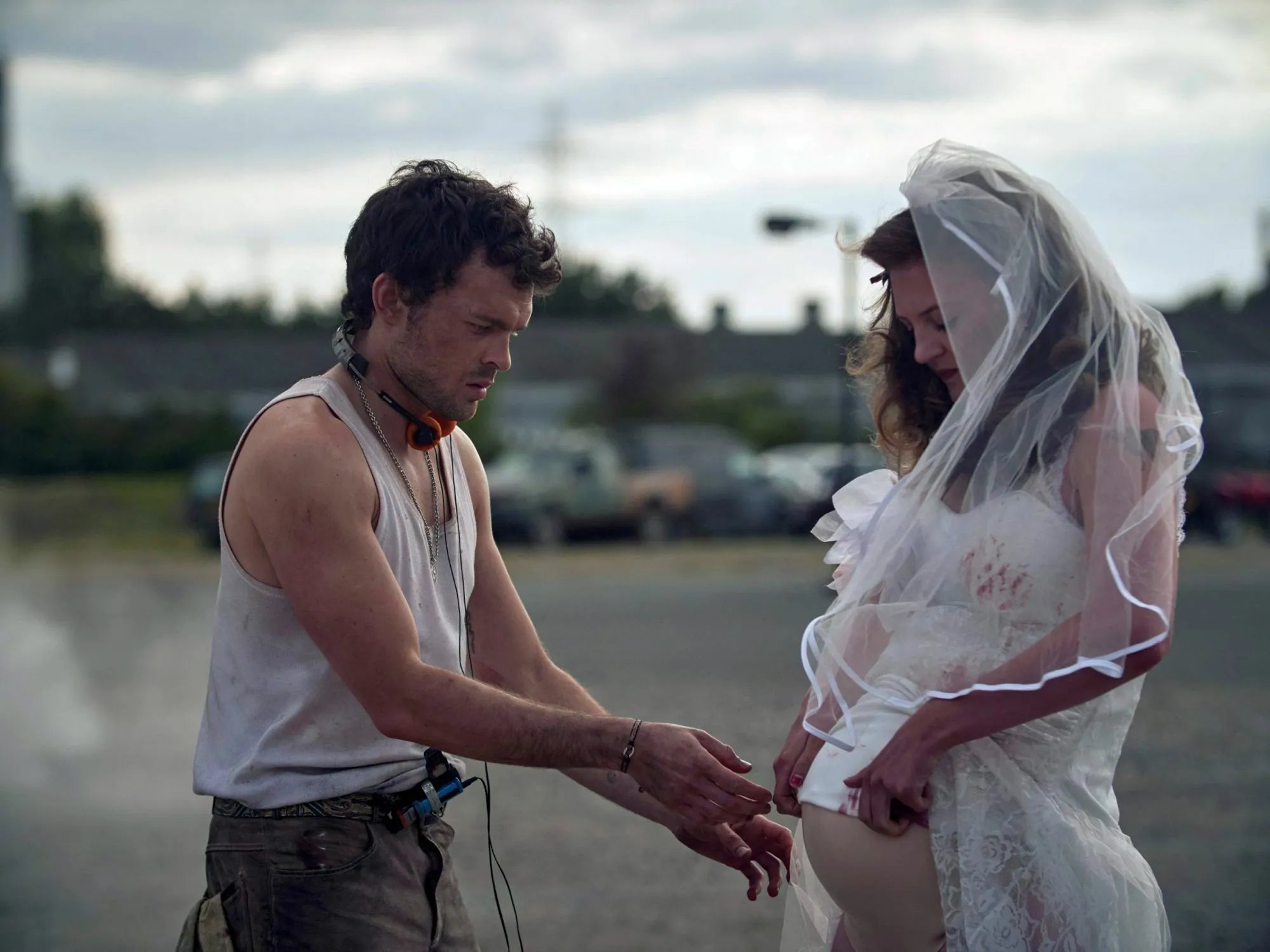 Alden Ehrenreich und Lara Peake in Brave New World