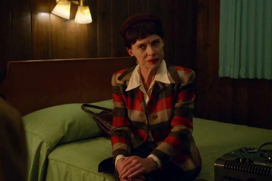 Judy Davis als Betsy Baker in der Serie Ratched - Saeed Adyani
