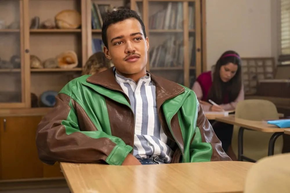 Szenenfoto aus der Pilotfolge Working the Gimmick der US-Serie Young Rock