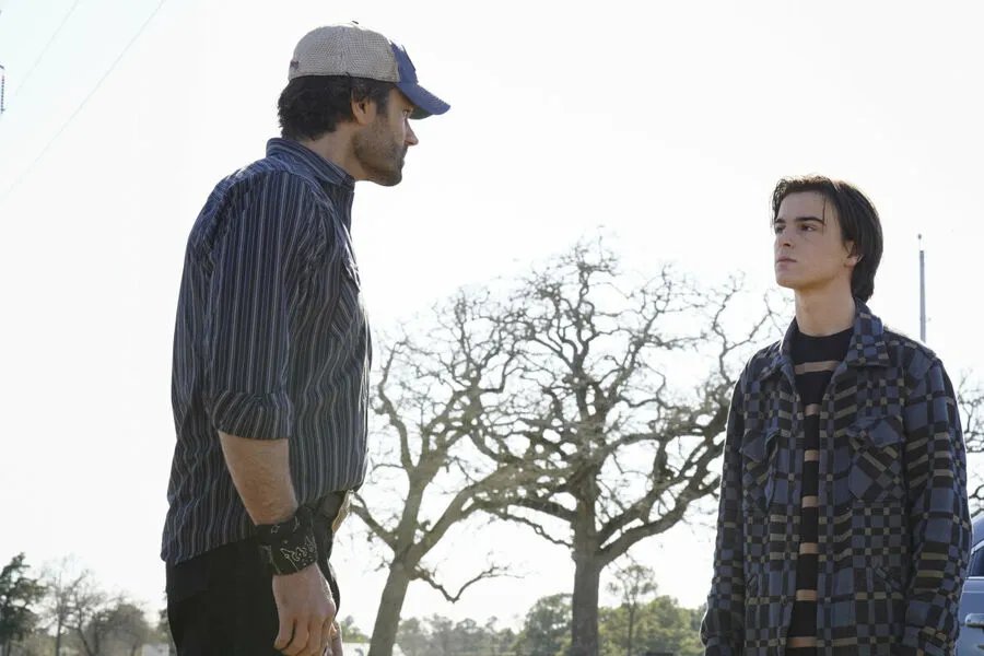 Jared Padalecki und Karissa Lee Staples in Walker (2021). Ausschnitt aus der Episode Duke der US-Serie Walker