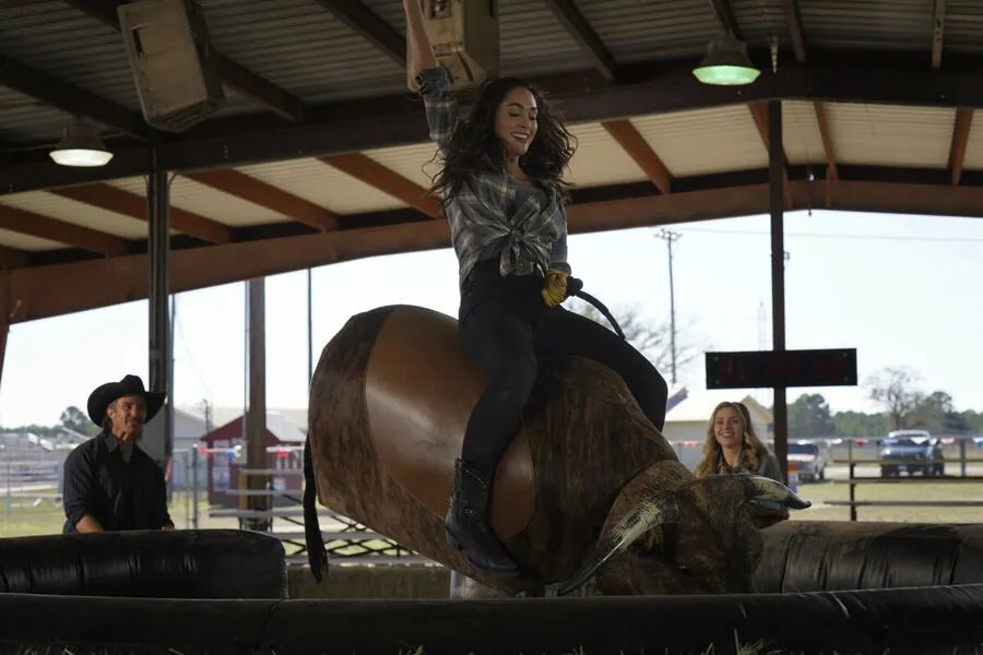 Karissa Lee Staples und Lindsey Morgan in Walker (2021). Ausschnitt aus der Episode Duke der US-Serie Walker