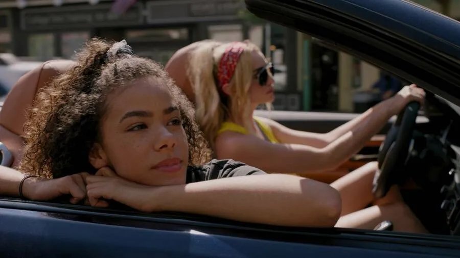 Brianne Howey und Antonia Gentry in Ginny %26amp,amp, Georgia (2021). Szenenfoto aus der Episode Pilot der US-Serie Ginny %26 Georgia